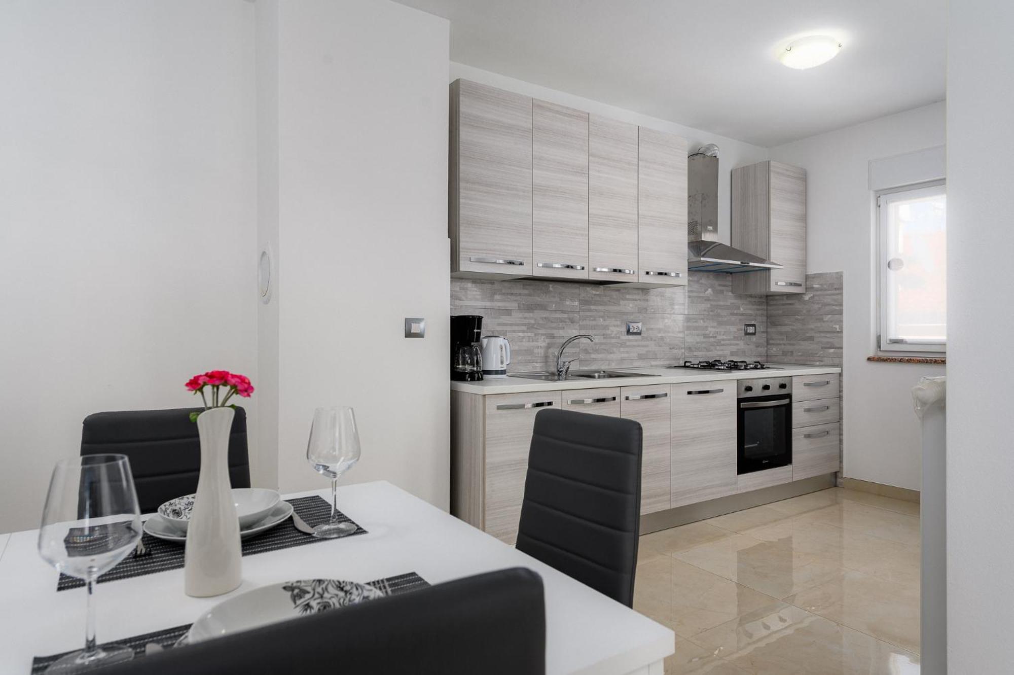 Stancija Amorozo 5 - Apartment N. 7 Poreč Extérieur photo